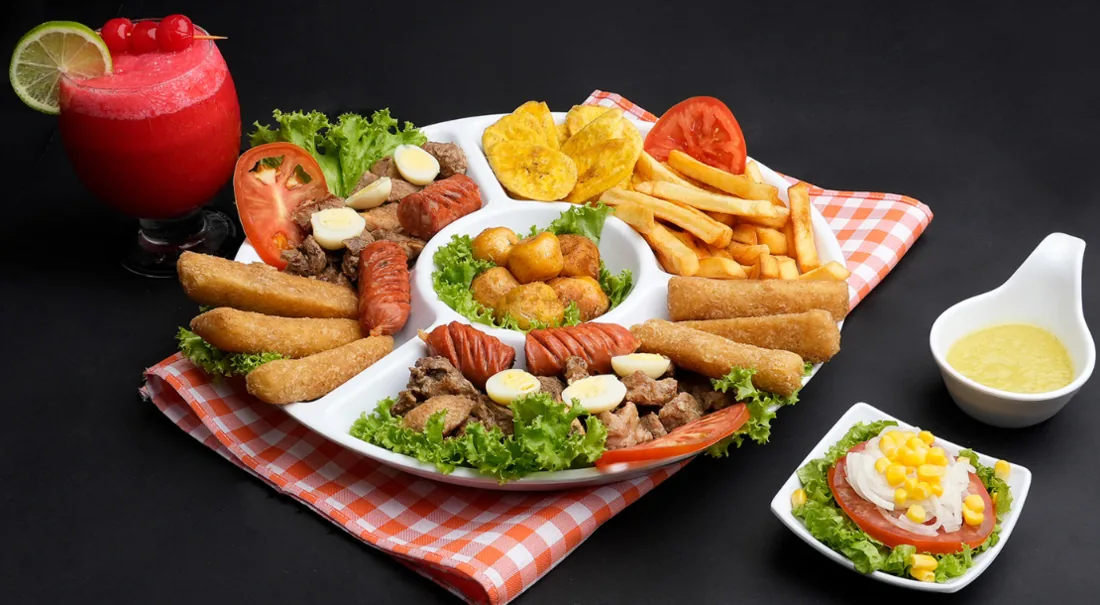 Fotografía gastronómica: picada mixta familiar con embutidos, arepas y papas