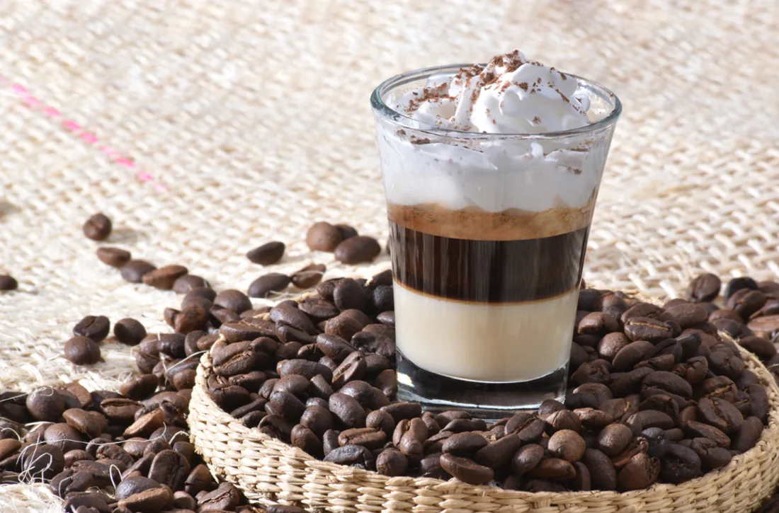 Fotografía gastronómica: postre de café en vaso con granos de café