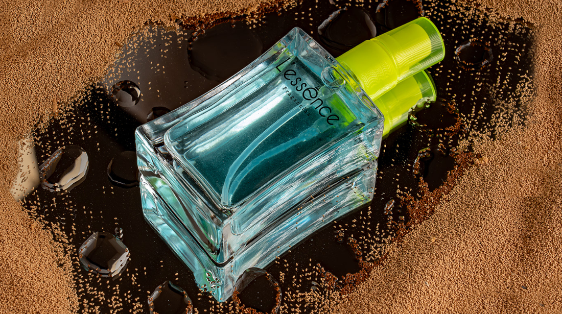 Perfume azul sobre fondo café